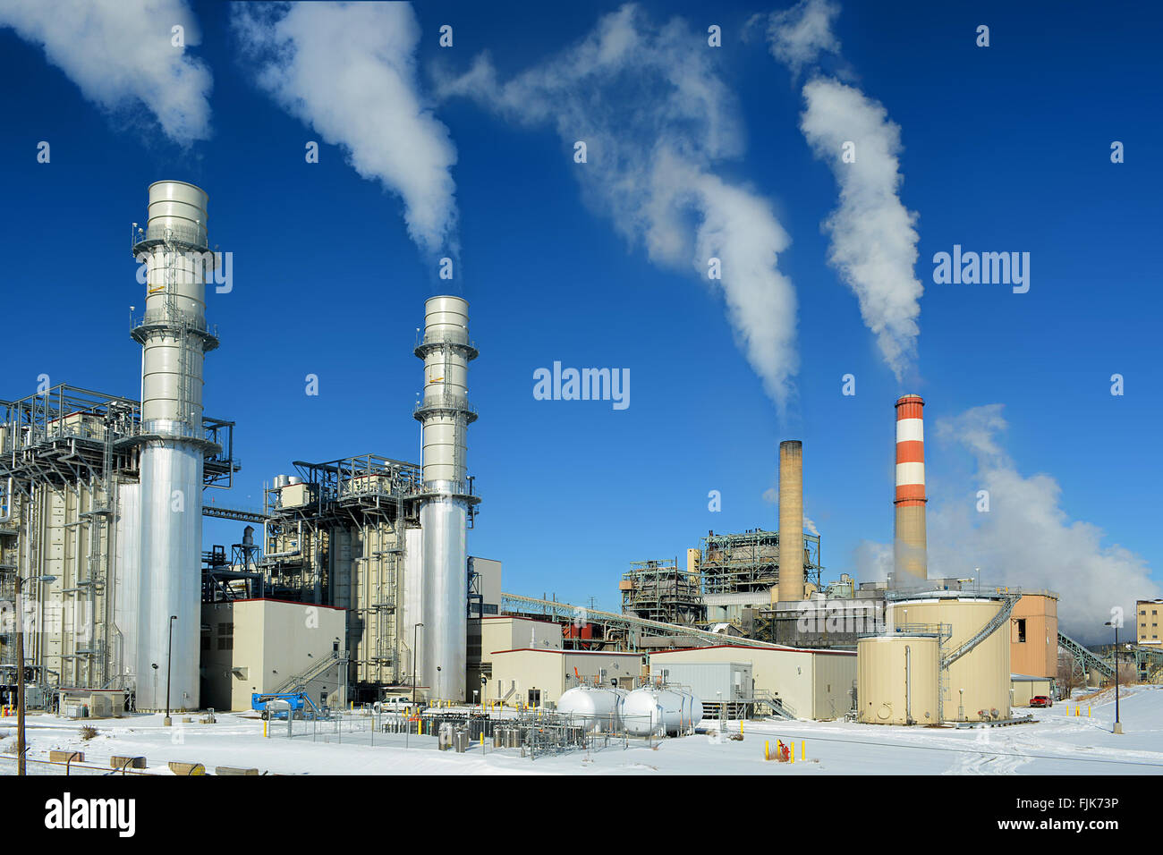 Kohle fossile Kraftwerk Schornsteine emittieren CO2-Verschmutzung an einem kalten verschneiten Tag Stockfoto