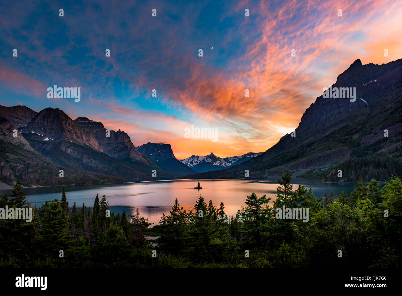 Schöne bunte Sonnenuntergang über St. Mary Lake und Wildgans Insel in Glacier Nationalpark Stockfoto