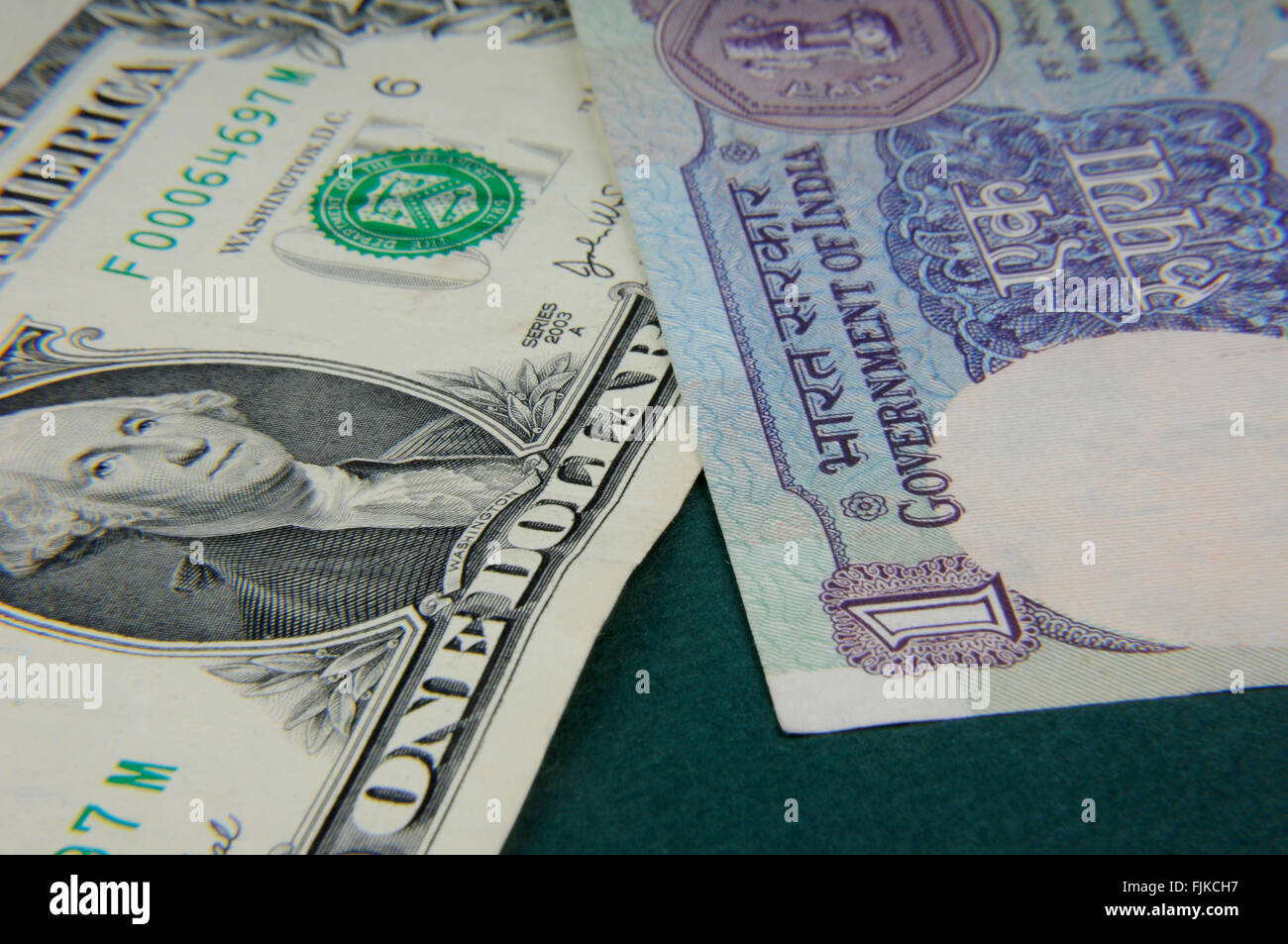 Indische Rupie und US-Dollar Noten Stockfoto