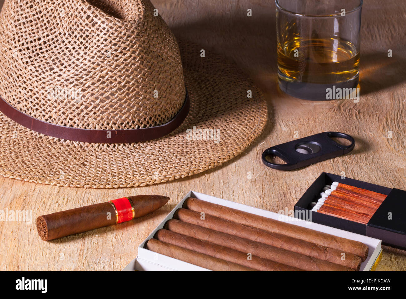 Siesta - Zigarren, Strohhut und Scotch Whisky auf einem Holztisch Stockfoto