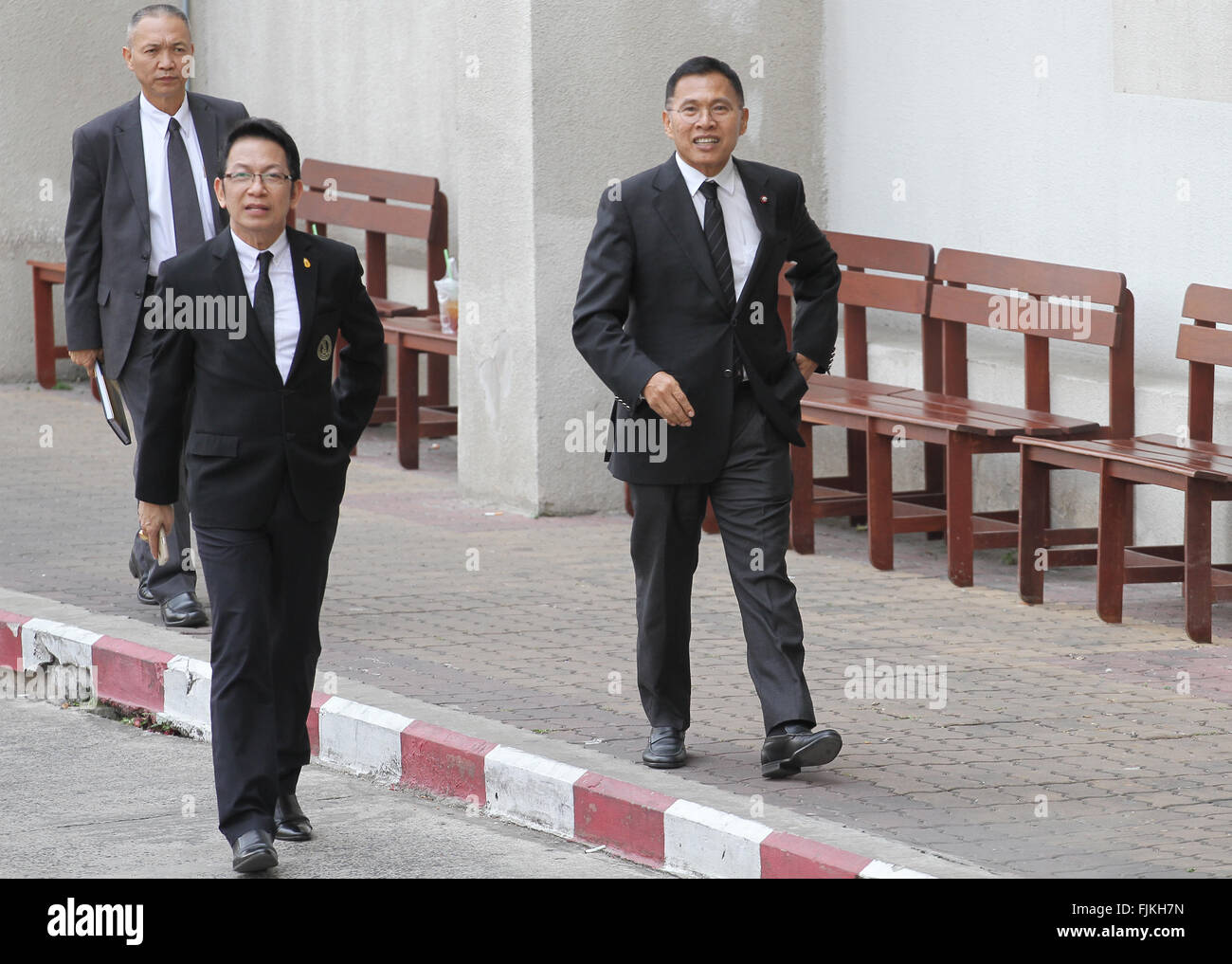 Bangkok, Thailand. 3. März 2016. Wattana Muangsuk (Brille rechts) spricht ein ehemaliger Abgeordneter der Partei-Liste der Pheu Thai Partei zu den Medien, nachdem er gerettet, die Straftat im Strafgericht des südlichen Bangkok zu berücksichtigen. Die beschuldigte residente Akt nicht entweichen, wodurch die Versicherung mit einem Limit von 100.000 Baht verbieten, dass der Angeklagte das Land zu verlassen. Bildnachweis: Pazifische Presse/Alamy Live-Nachrichten Stockfoto