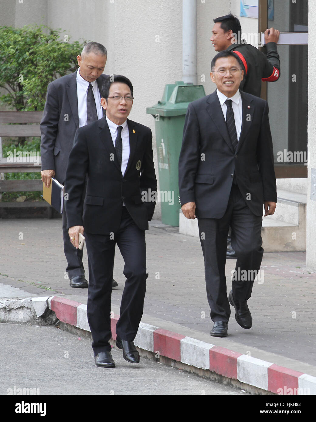 Bangkok, Thailand. 3. März 2016. Wattana Muangsuk (Brille rechts) spricht ein ehemaliger Abgeordneter der Partei-Liste der Pheu Thai Partei zu den Medien, nachdem er gerettet, die Straftat im Strafgericht des südlichen Bangkok zu berücksichtigen. Die beschuldigte residente Akt nicht entweichen, wodurch die Versicherung mit einem Limit von 100.000 Baht verbieten, dass der Angeklagte das Land zu verlassen. Bildnachweis: Pazifische Presse/Alamy Live-Nachrichten Stockfoto