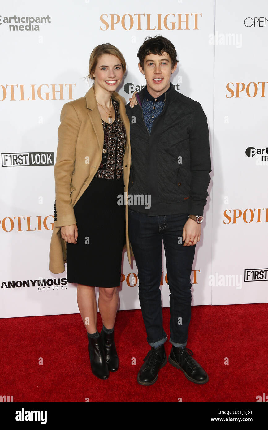 Wallis Currie-Holz (L) und Alex Sharp besuchen Sie die "Spotlight" New Yorker Premiere im Ziegfeld Theatre am 27. Oktober 2015 in New York City. Stockfoto