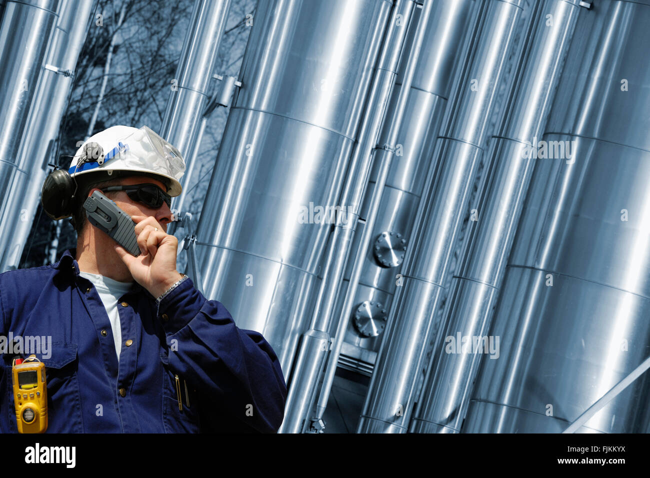 Öl-Arbeiter mit riesigen Öl- und Gas-Rohre Stockfoto