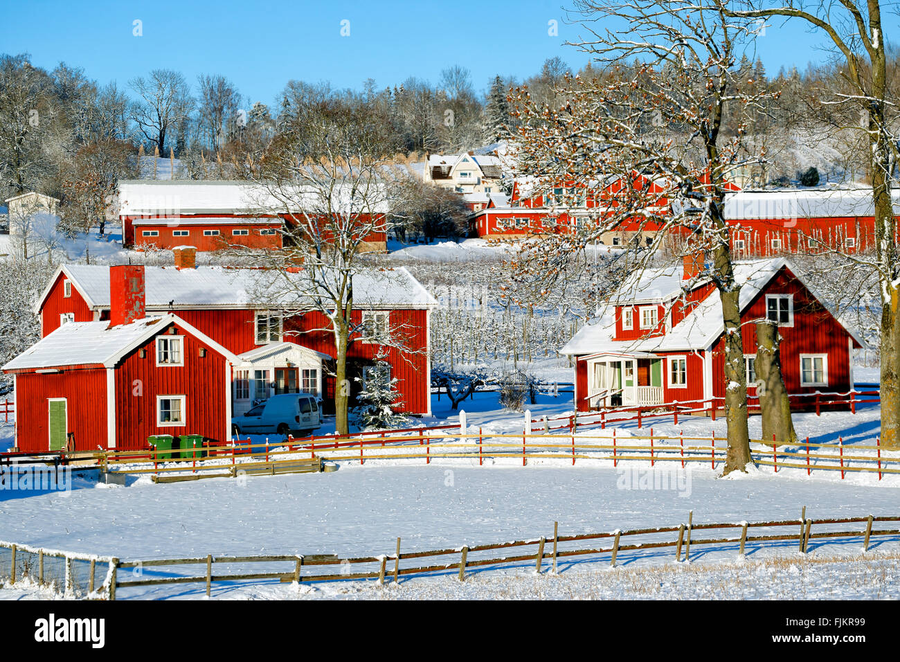 alte Bauernhäuser rote, Ferienhäuser im verschneiten winter Stockfoto