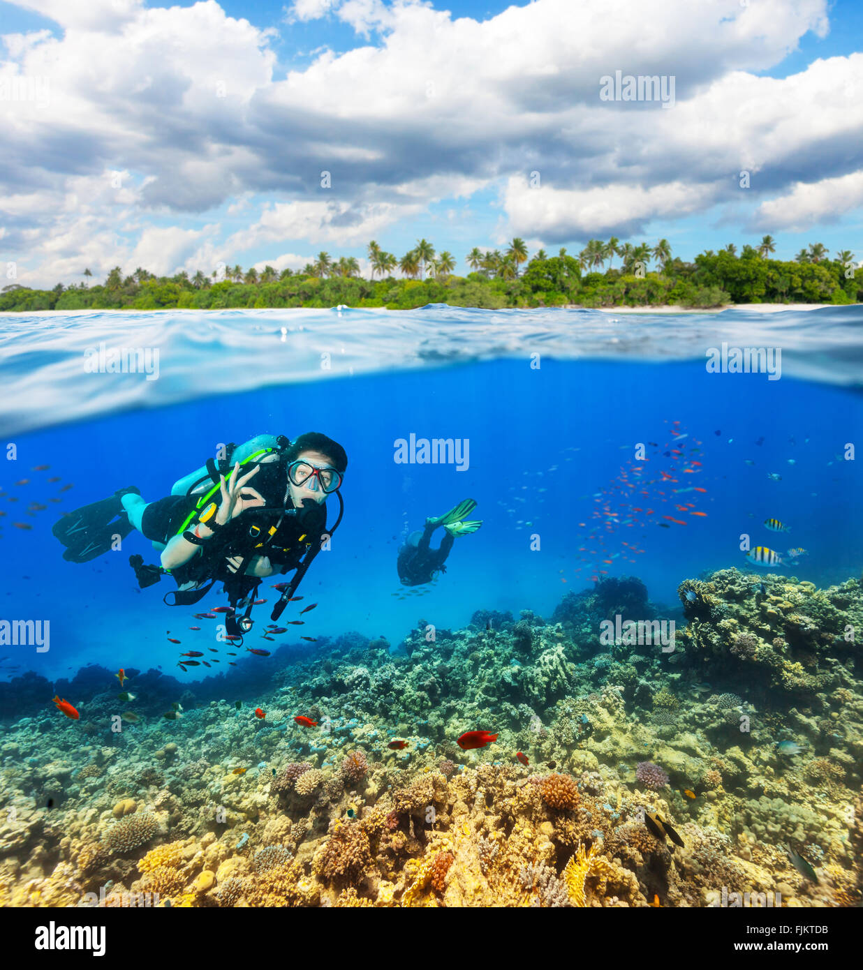 Unterwasser Korallenriff mit Taucher Stockfoto