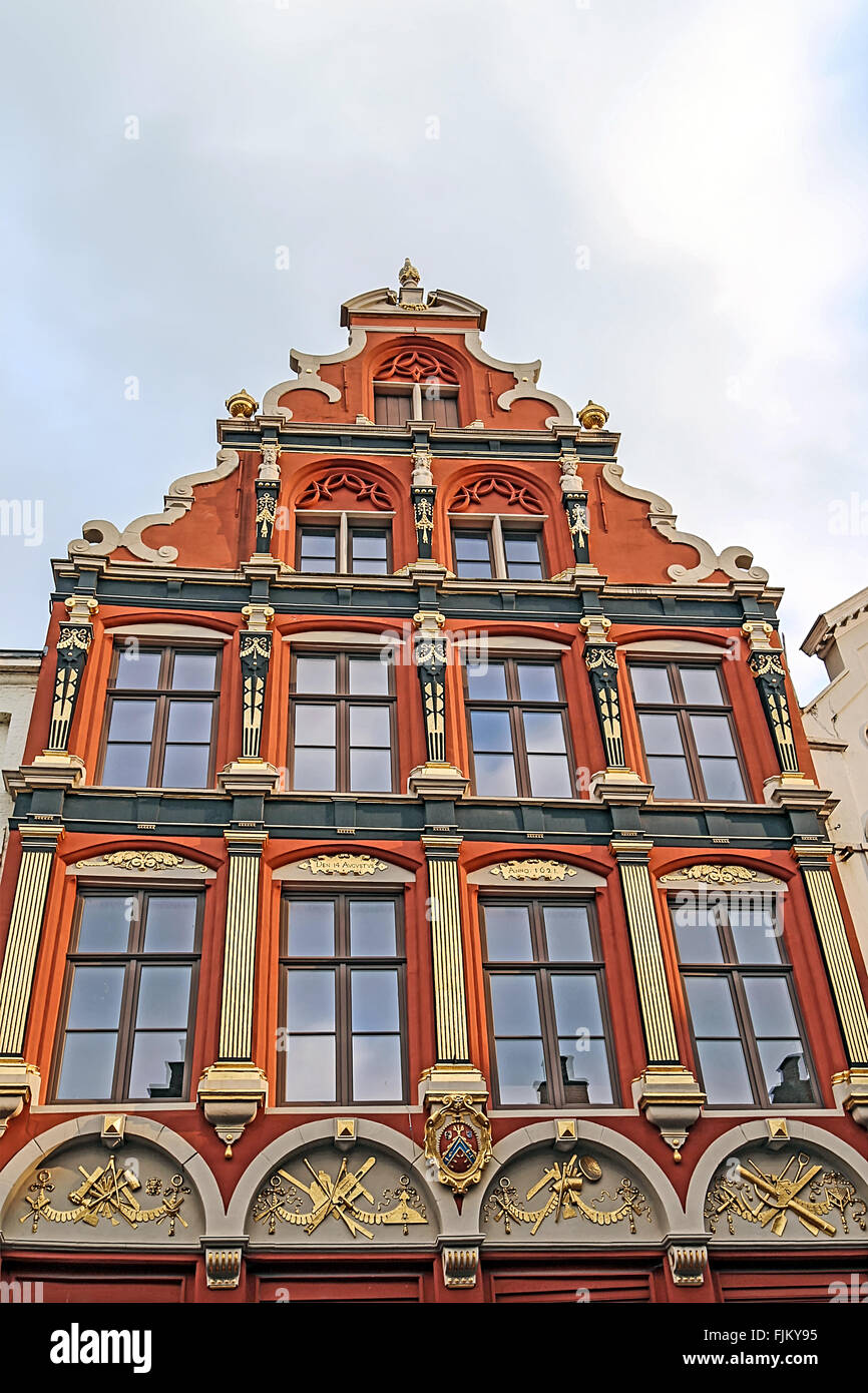 Brügge, Belgien - 13. Oktober 2015: Architektonische Fassade Detail in einem alten Gebäude platziert in Brügge, Belgien. Stockfoto