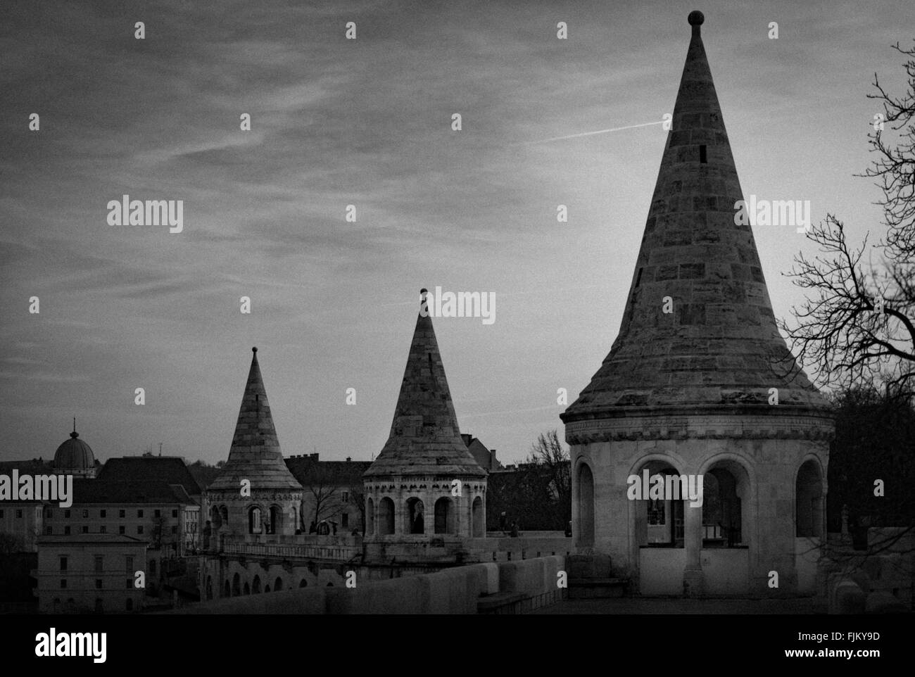 Schwarz / weiß-Blick auf die Türme der Fischerbastei. Buda Hill, Budapest, Ungarn, Europa zu reisen. Einige Körnchen hinzugefügt. Stockfoto