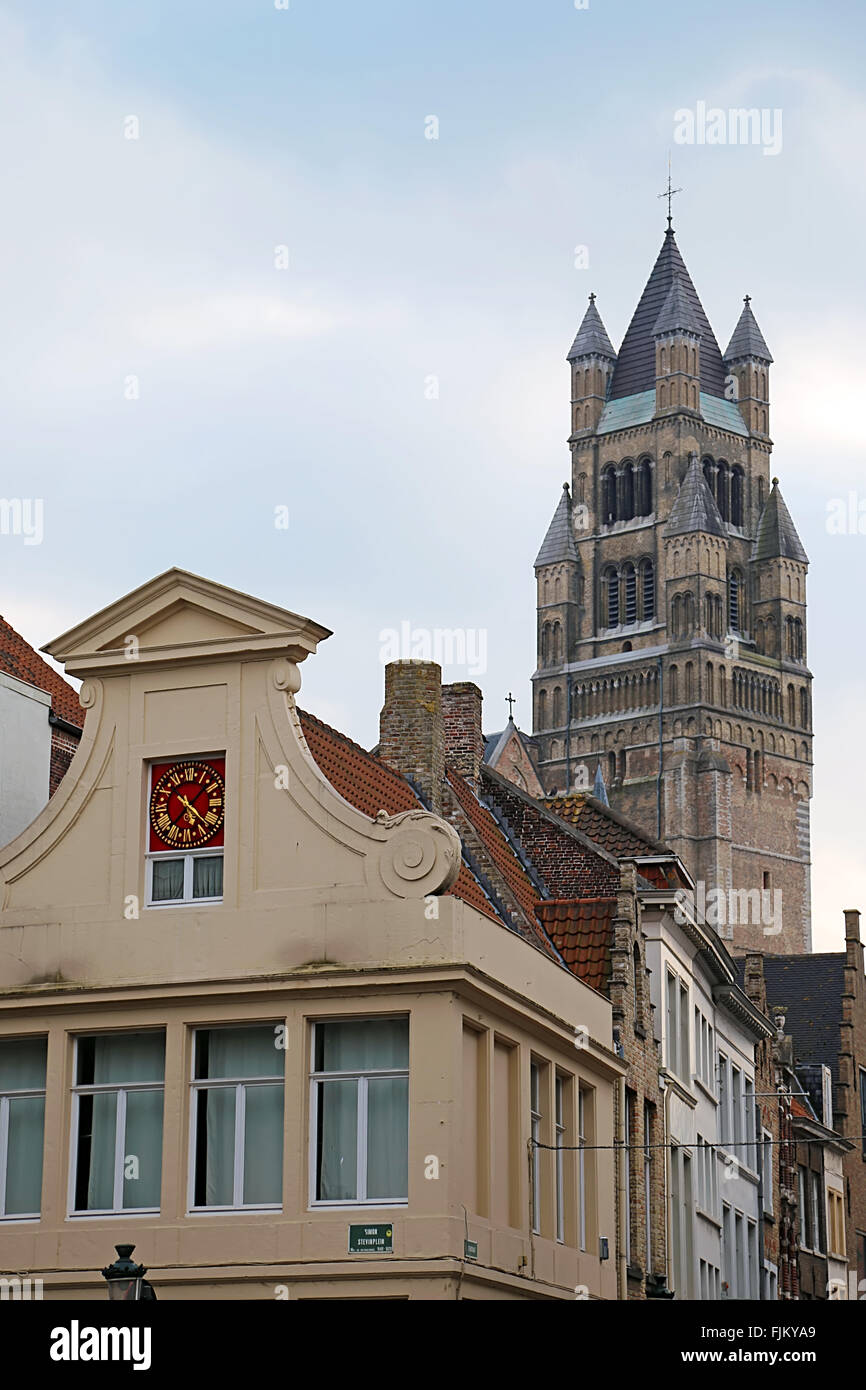 Brügge, Belgien - 13. Oktober 2015: Architektonische Fassade Detail mit Uhr in einem alten Gebäude platziert in Brügge, Belgien, in der Nähe von o Stockfoto