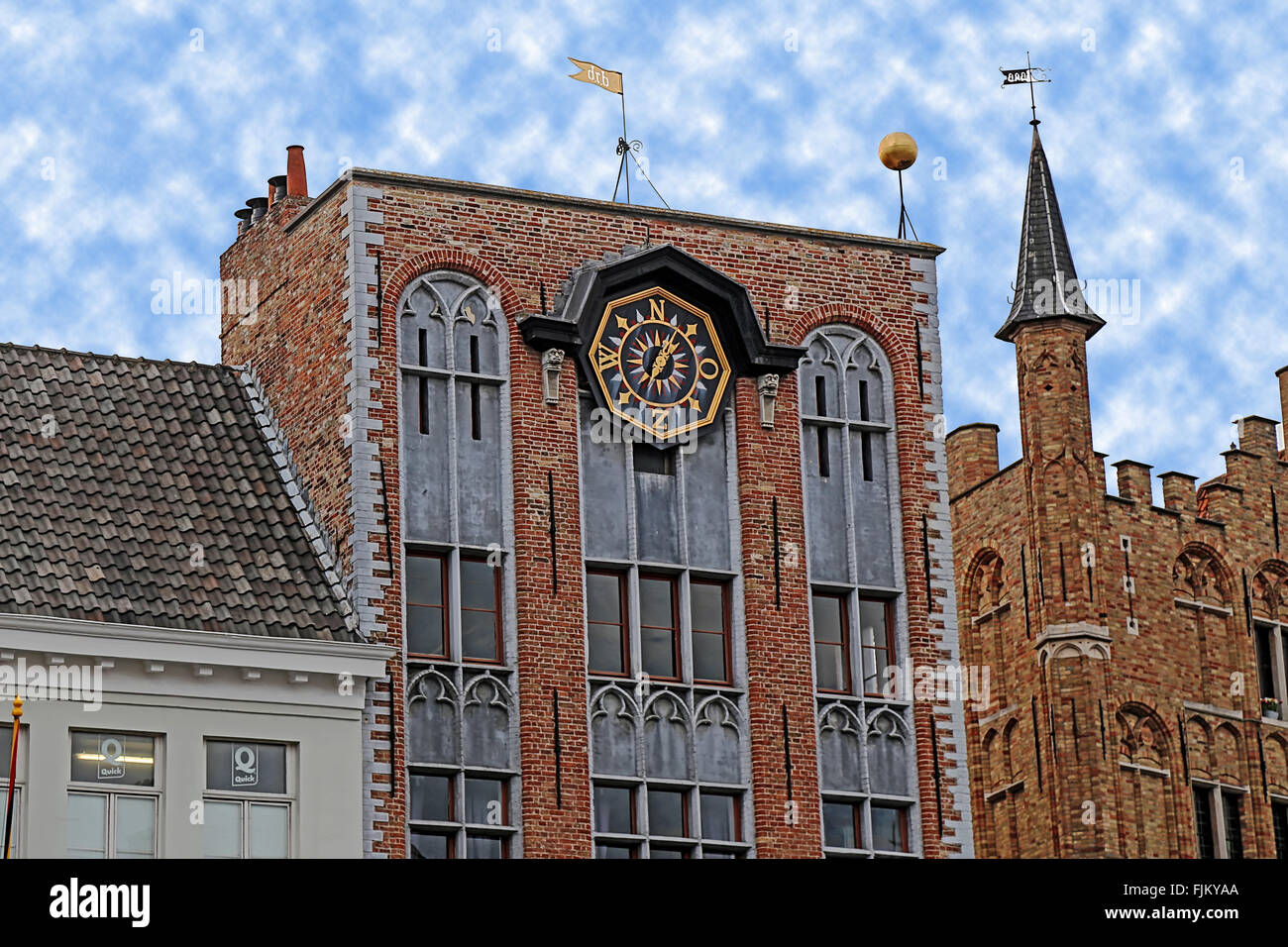 Brügge, Belgien - 13. Oktober 2015: Architektonische Fassade Detail mit Uhr in einem alten Gebäude platzierten in Brügge, Belgien. Stockfoto