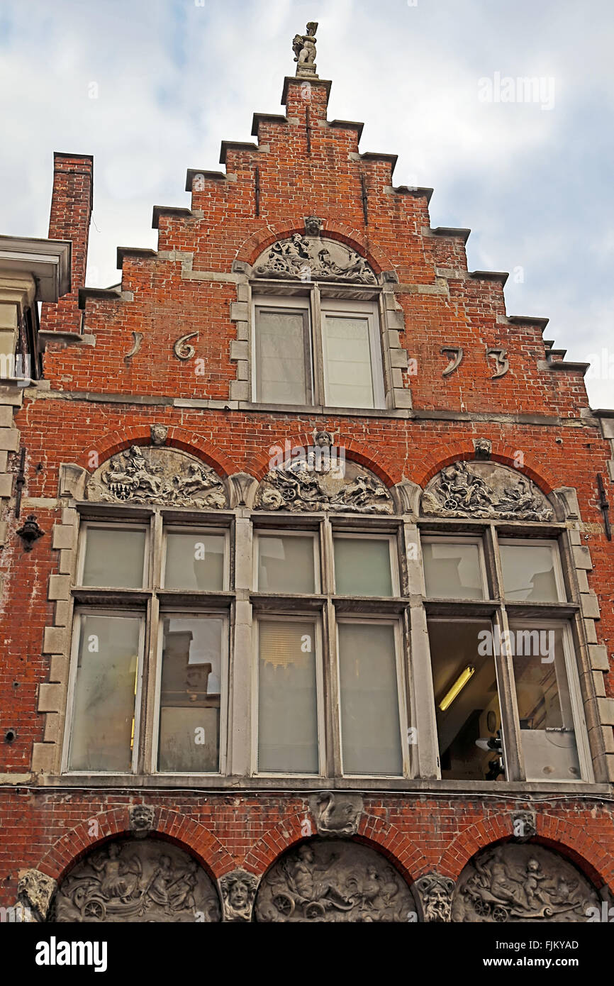 Brügge, Belgien - 13. Oktober 2015: Architektonische Fassade Detail in einem alten Gebäude platziert in Brügge, Belgien von 1673. Stockfoto