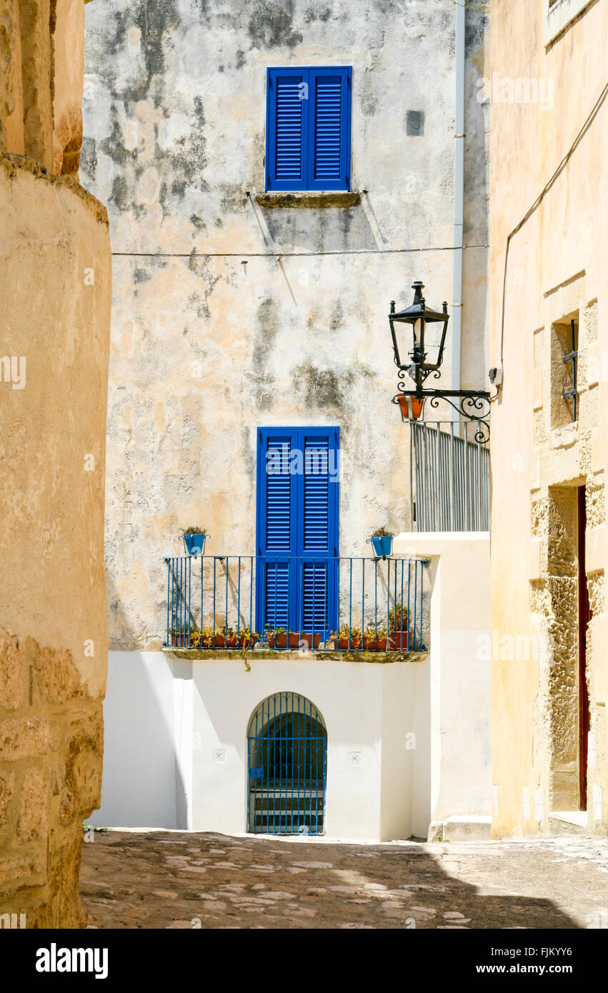 Balkon auf der Street in Otranto, Salento, Apulien, Italien Stockfoto