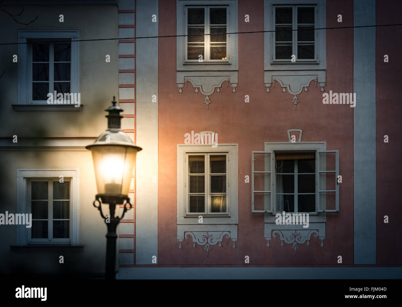 Nachtszene auf Straße von Wien, Österreich. Leuchtende Laterne im Vordergrund mit traditioneller Architektur als Hauptfach. Europa tr Stockfoto