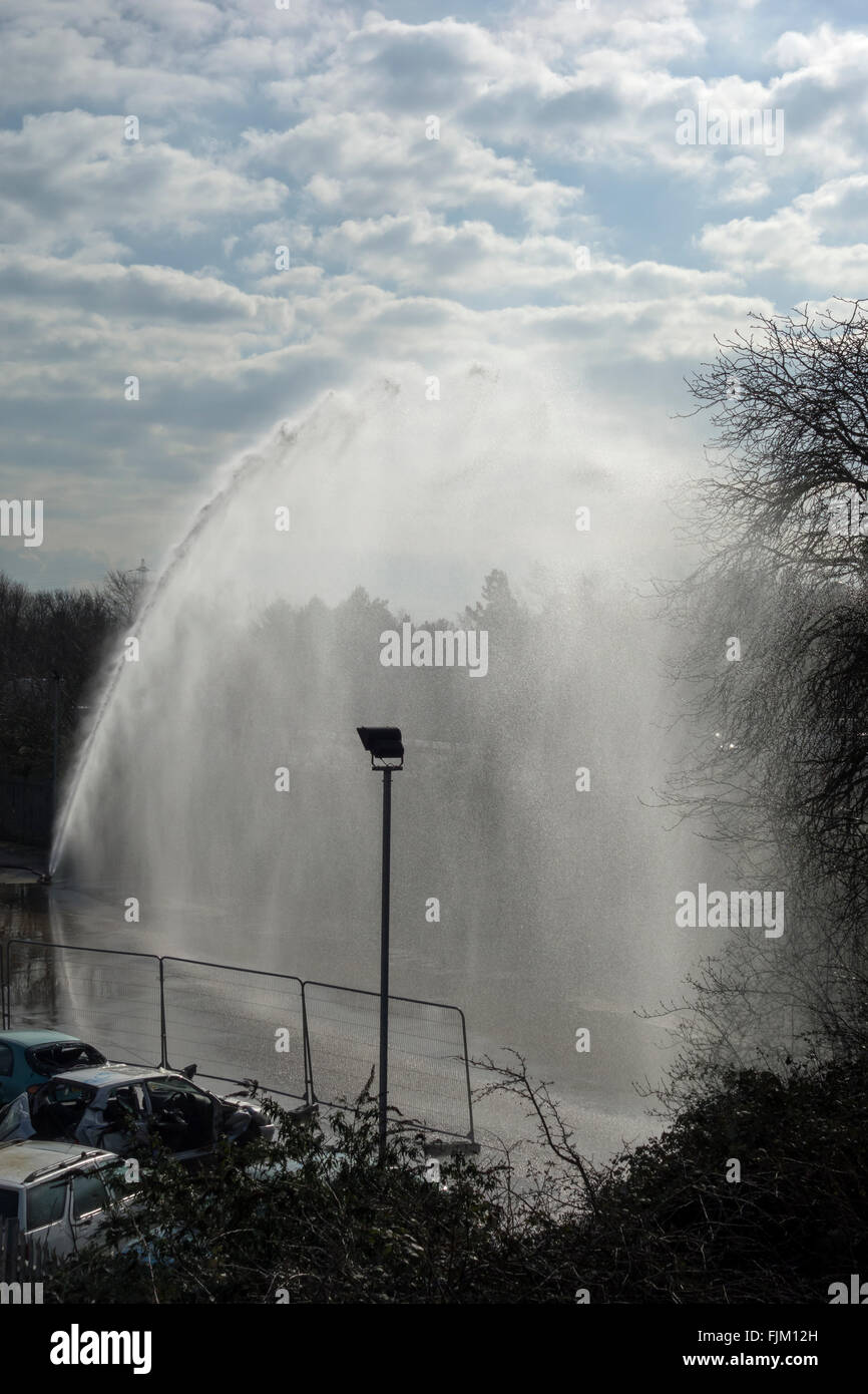 Wasserstrahl-Bogen aus Feuerwehr, beim Testen der Pumpe Milton Stockfoto