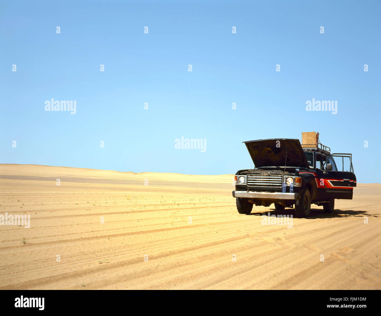 4WD mit der Motorhaube angehoben in der arabischen Wüste aufgeschlüsselt Stockfoto