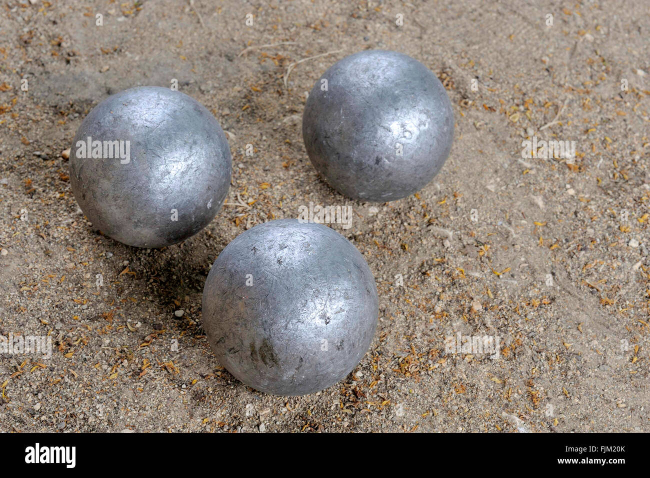 Drei Jeu de Boule Kugeln zusammen auf den Boden Stockfoto