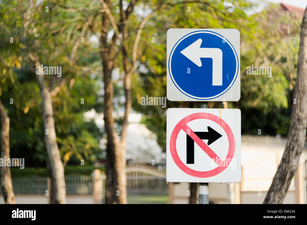 Biegen Sie nach links und nicht rechts abbiegen Schild Verkehrsposten mit Beschneidungspfad Stockfoto