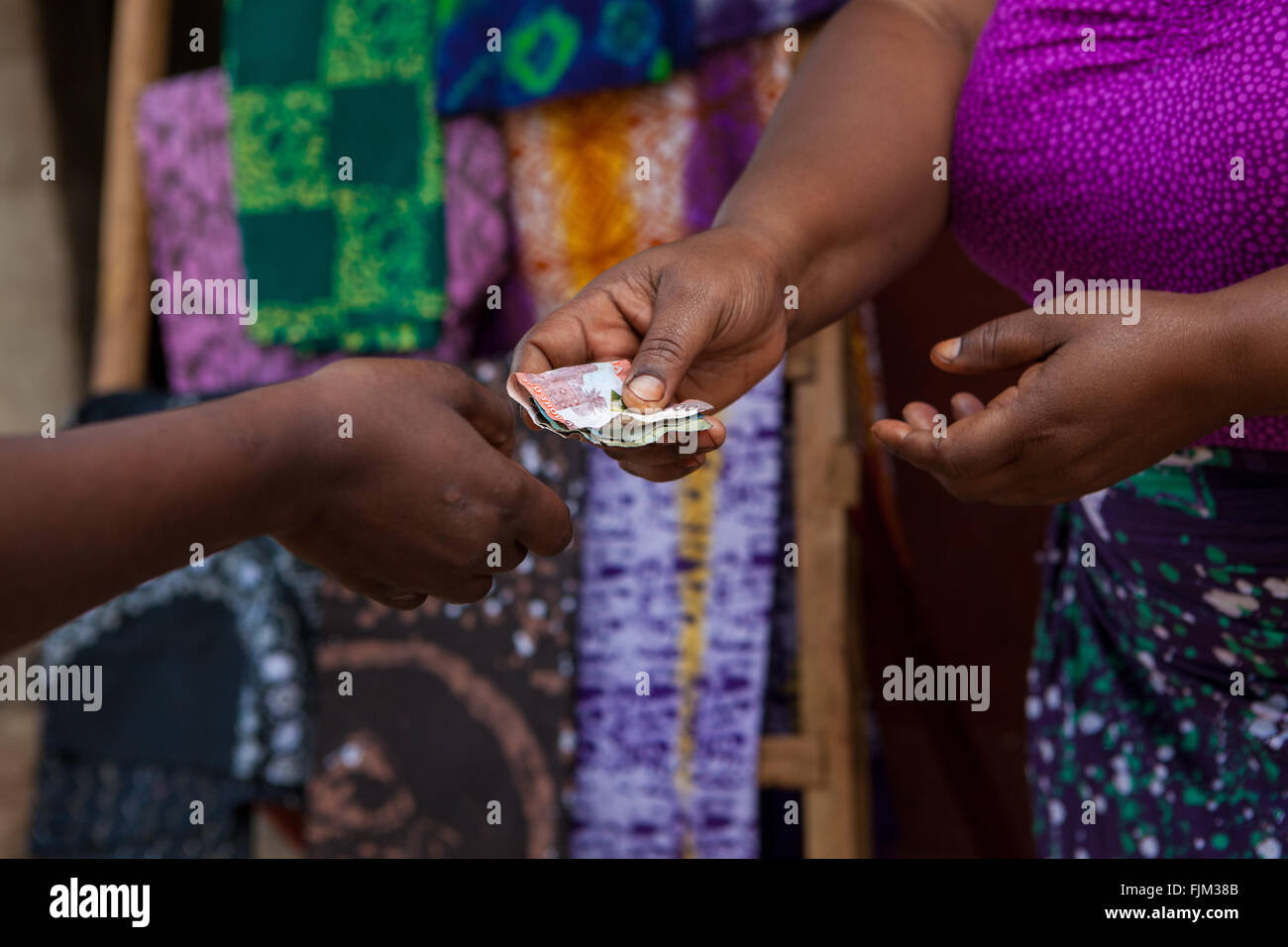 Eine Frau kauft Krawatte starb Tuch von einer Schneiderin, Tansania Stockfoto