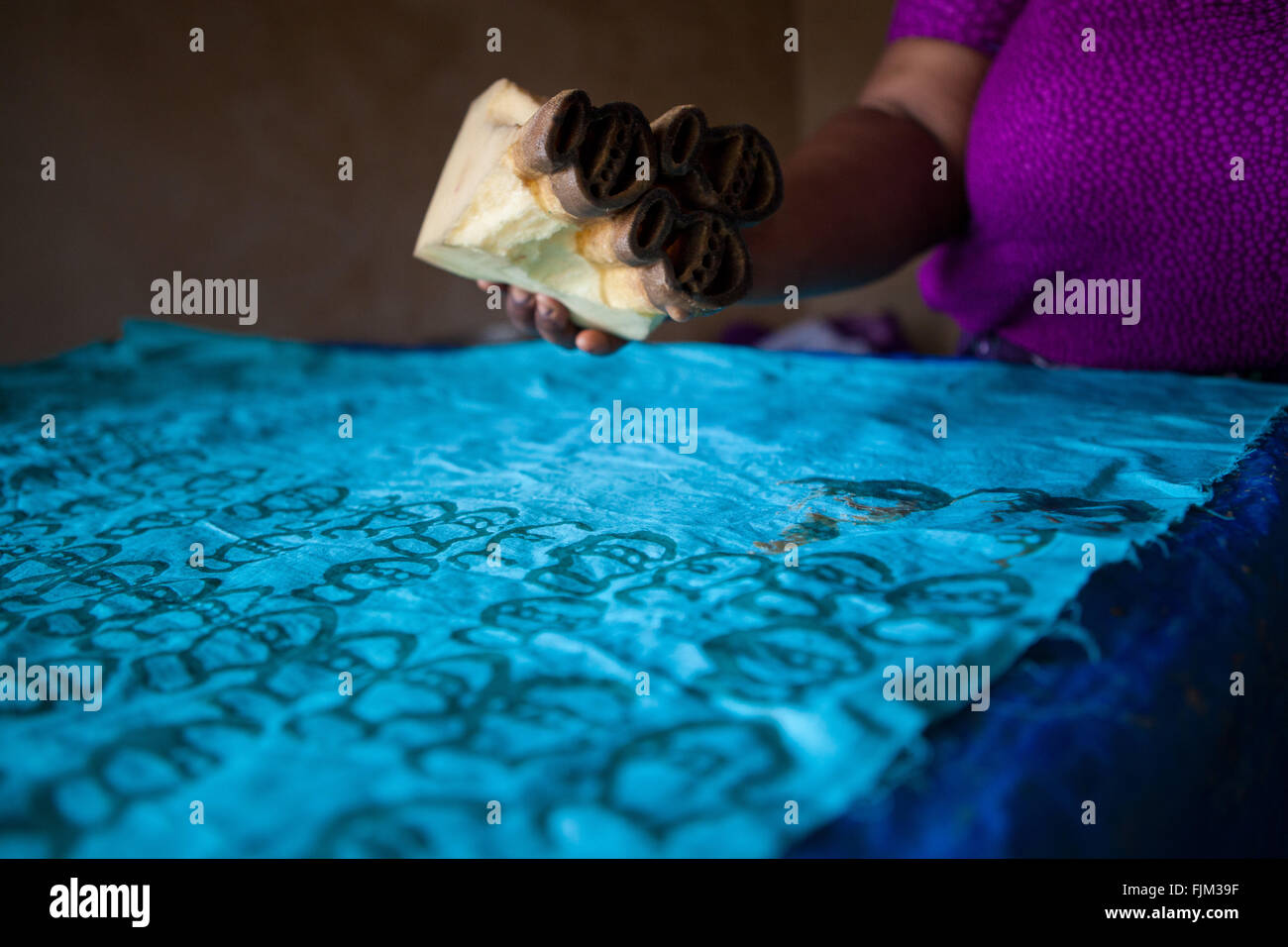 Eine Frau Krawatte Tuch, Tansania zu sterben. Stockfoto