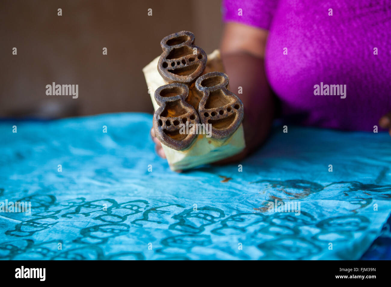 Eine Frau Krawatte Tuch, Tansania zu sterben. Stockfoto