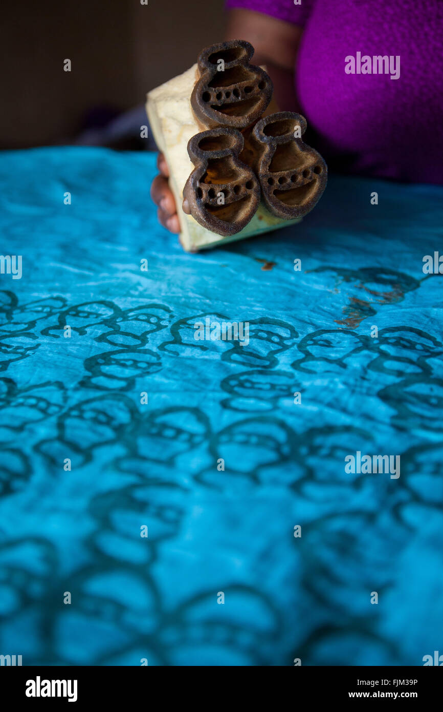 Eine Frau Krawatte Tuch, Tansania zu sterben. Stockfoto