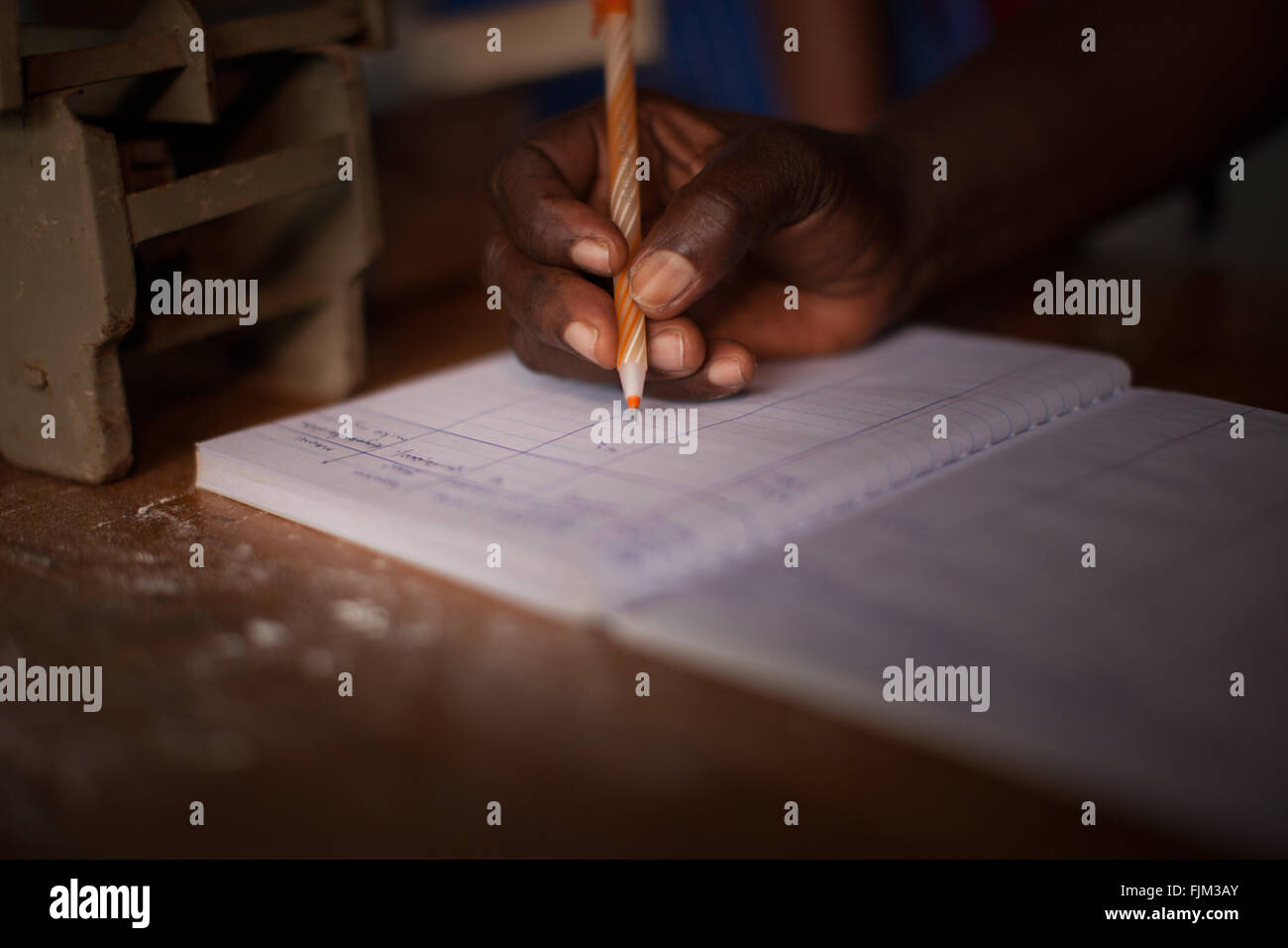 Eine weibliche Business-Frauen tun einige Buchhaltung, Tansania Stockfoto