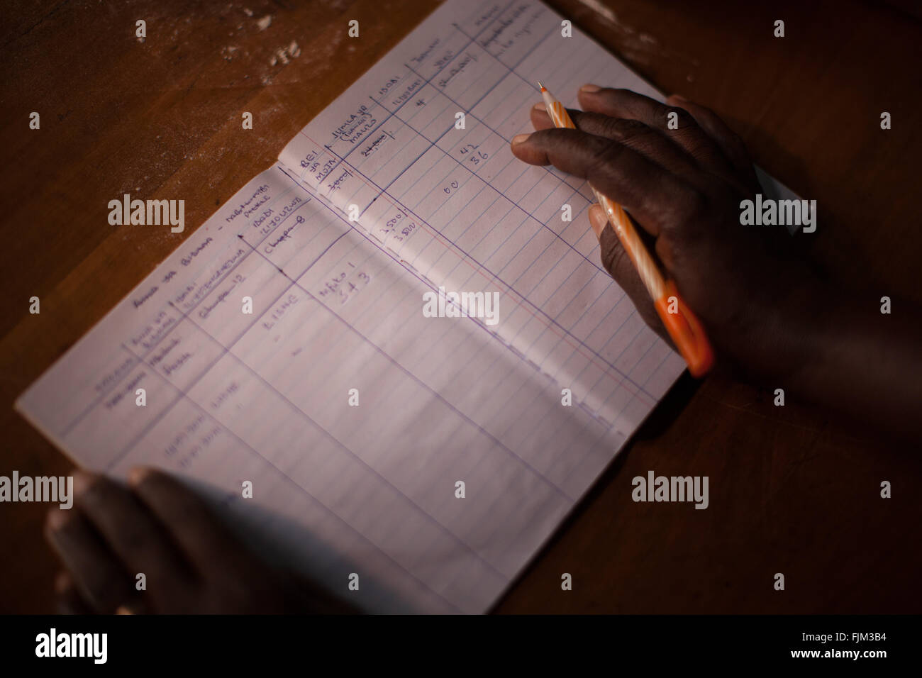 Eine weibliche Business-Frauen tun einige Buchhaltung, Tansania Stockfoto