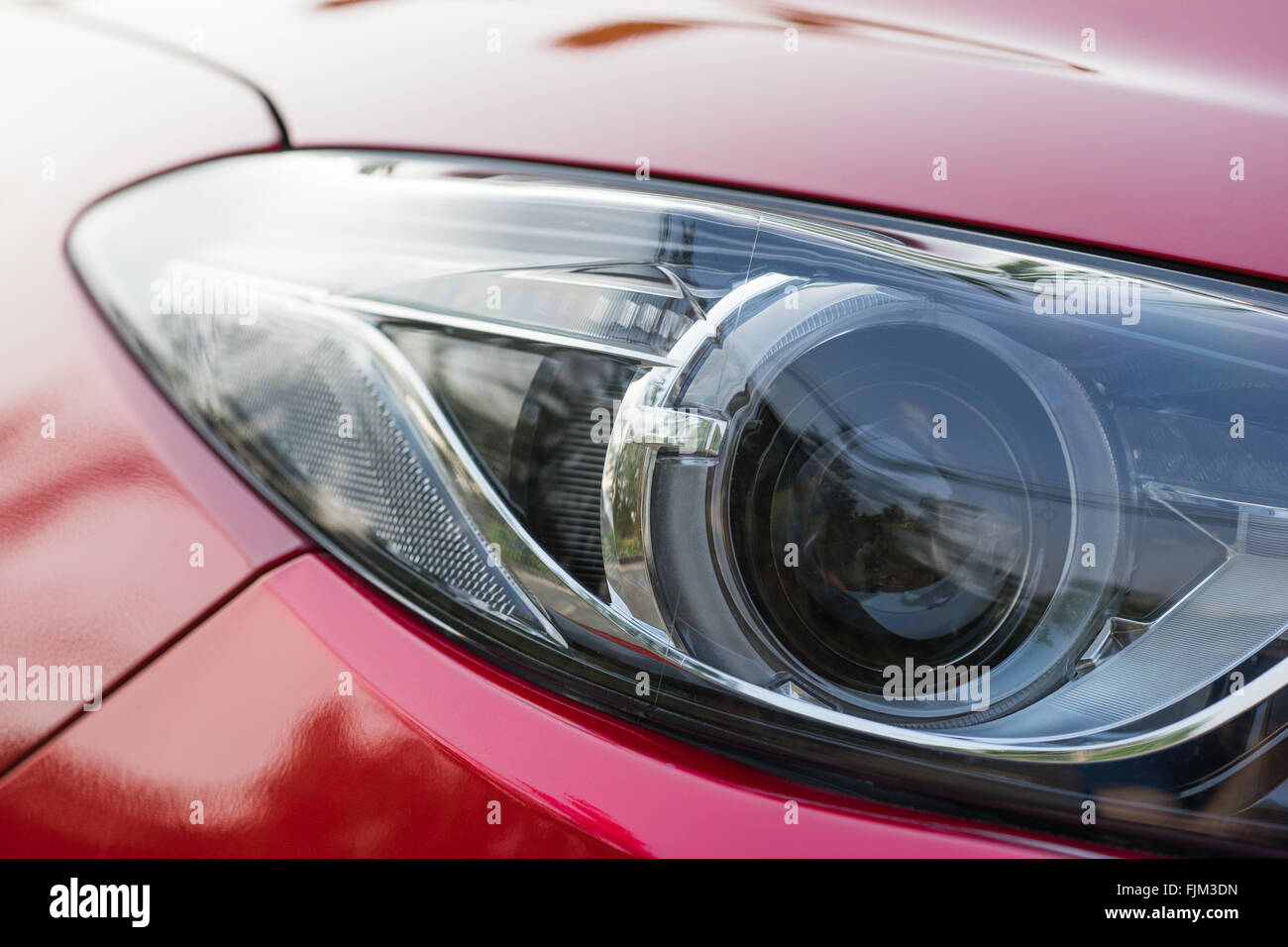 Ein rotes Auto Xenon-Projektor Scheinwerfer Stockfoto