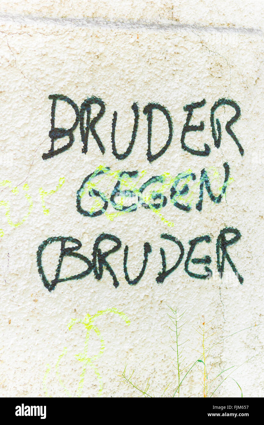 Graffito an einer Wand mit einem Text, der lautet: Bruder gegen Bruder Stockfoto