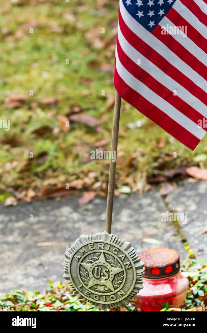 amerikanische Legion Medaille und amerikanischen Nationalflagge auf einem Grab in Deutschland Stockfoto