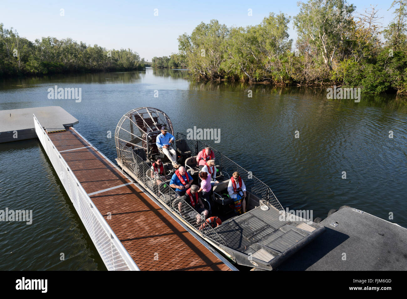 Touristen die Vorbereitung für eine Fahrt auf einem Airboat, Outback Wasserflugzeug Abenteuer, Darwin, Northern Territory, NT, Australien Stockfoto