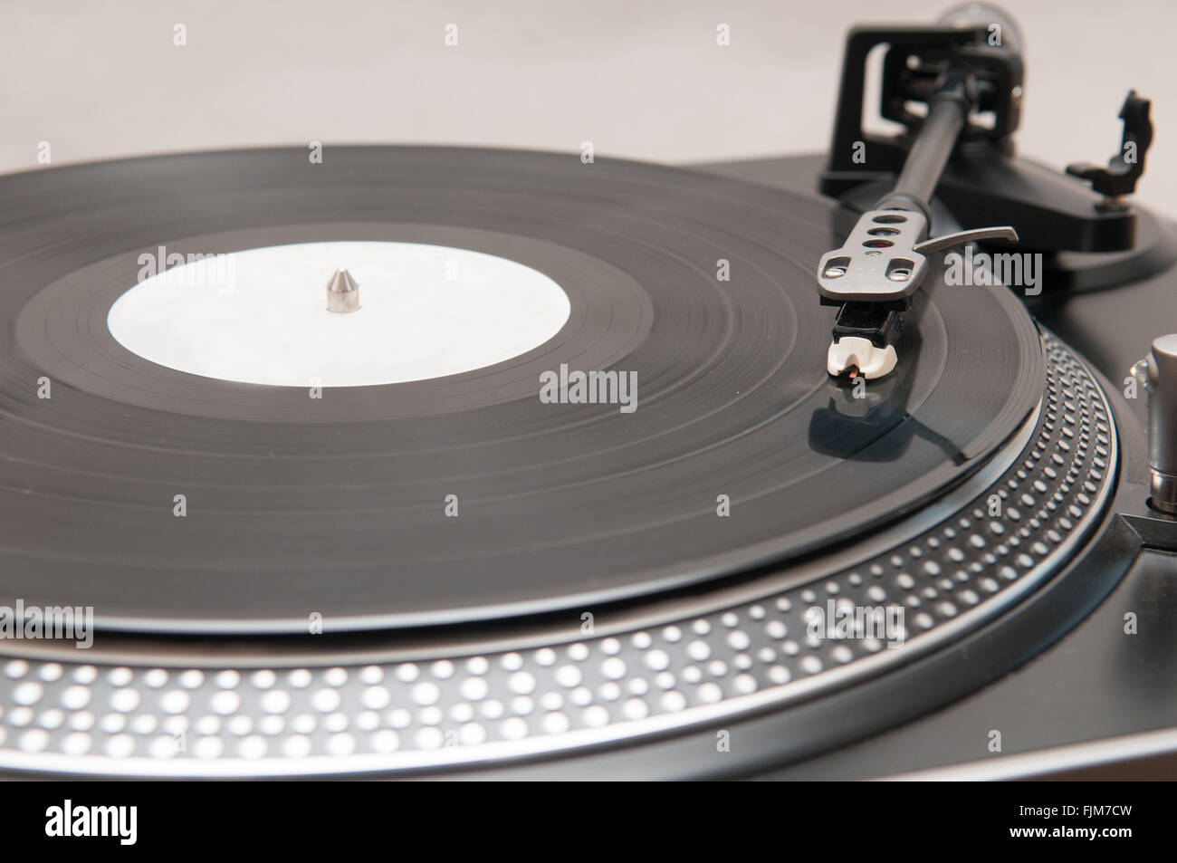 Alten Stil-Vinyl-Schallplatte auf einer Drehscheibe drehen Stockfoto