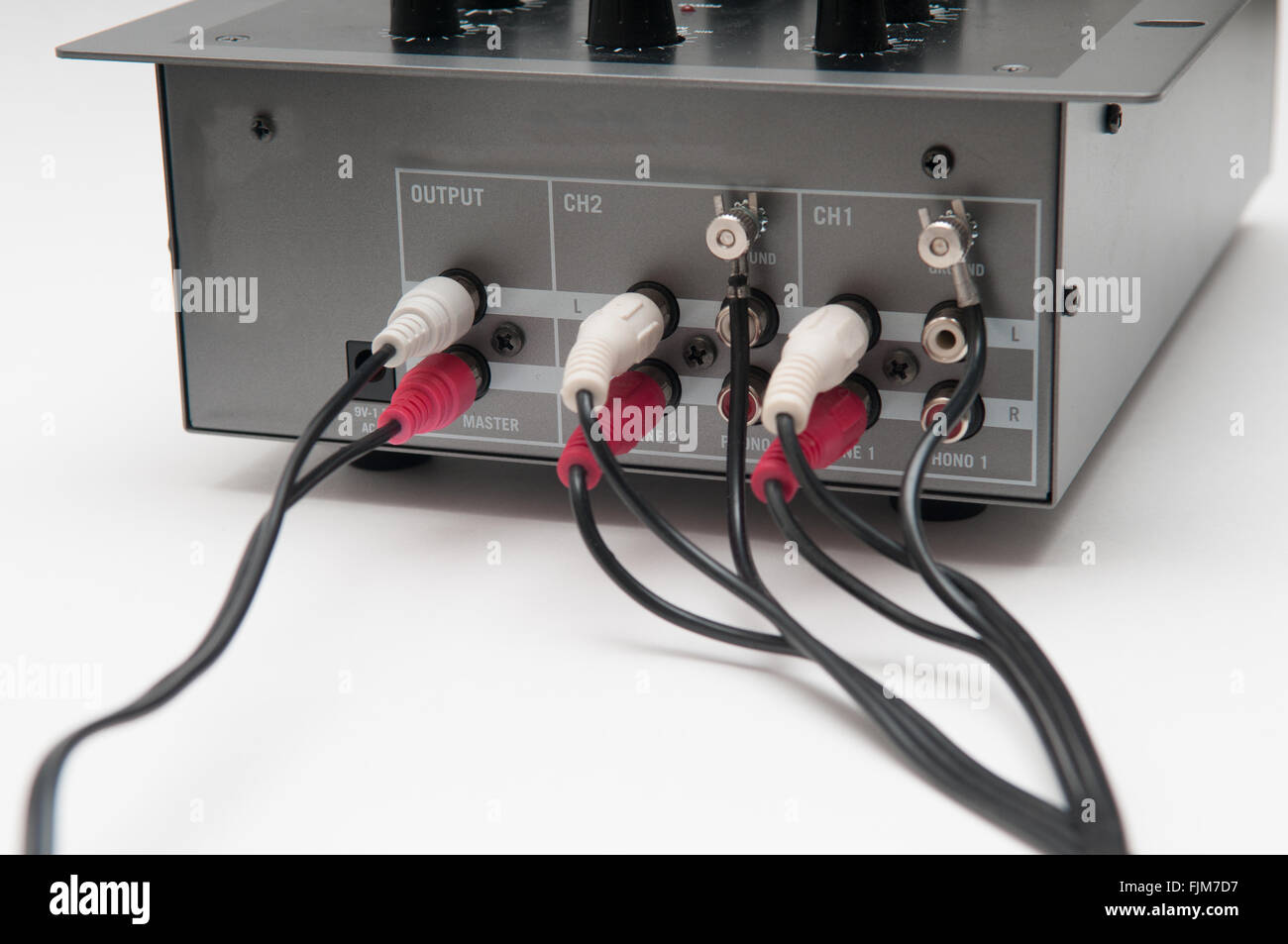 Audio-Kabel und Anschlüsse auf der Rückseite ein sound-mixer Stockfoto