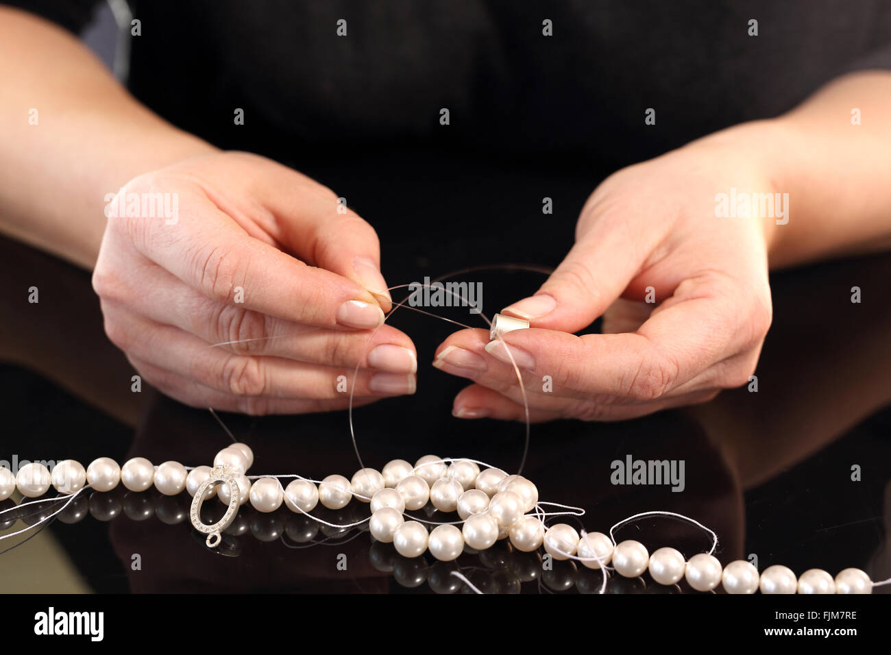 Perlen, exklusiven Schmuck. Naturperlen. Perlenkette. Weibchen mit Gewinde Perle Korallen Stockfoto