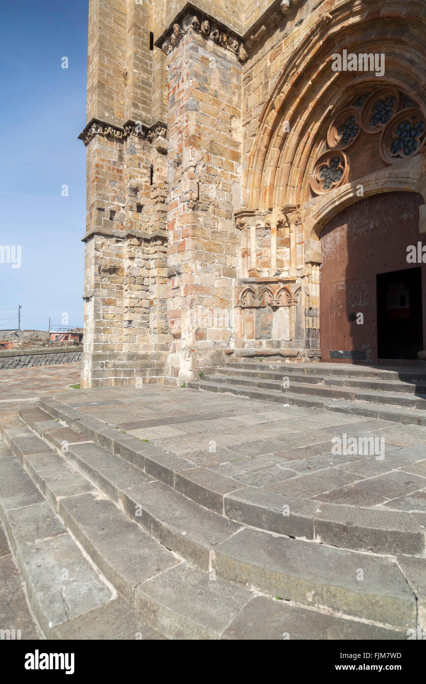 Iglesia de Santa María De La Asunción, de Estilo Gótico, Castro Urdiales, Kantabrien, Spanien Stockfoto