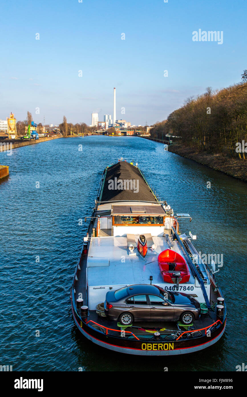 Rhein-Herne-Kanal, Schleuse Wanne-Eickel, hinter die STEAG Herne KWK-Anlage, Kohle-Kraftwerk, Frachtschiffe, Herne, Deutschland Stockfoto