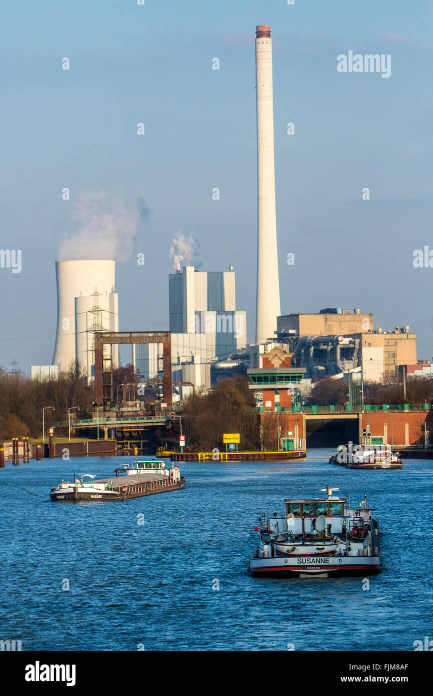 Rhein-Herne-Kanal, Schleuse Wanne-Eickel, hinter die STEAG Herne KWK-Anlage, Kohle-Kraftwerk, Frachtschiffe, Herne, Deutschland Stockfoto