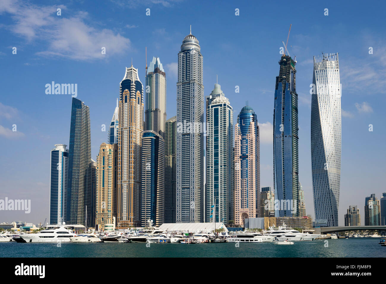 Tagsüber Skyline von vielen modernen Wolkenkratzern in Marina Viertel von Dubai Vereinigte Arabische Emirate Stockfoto