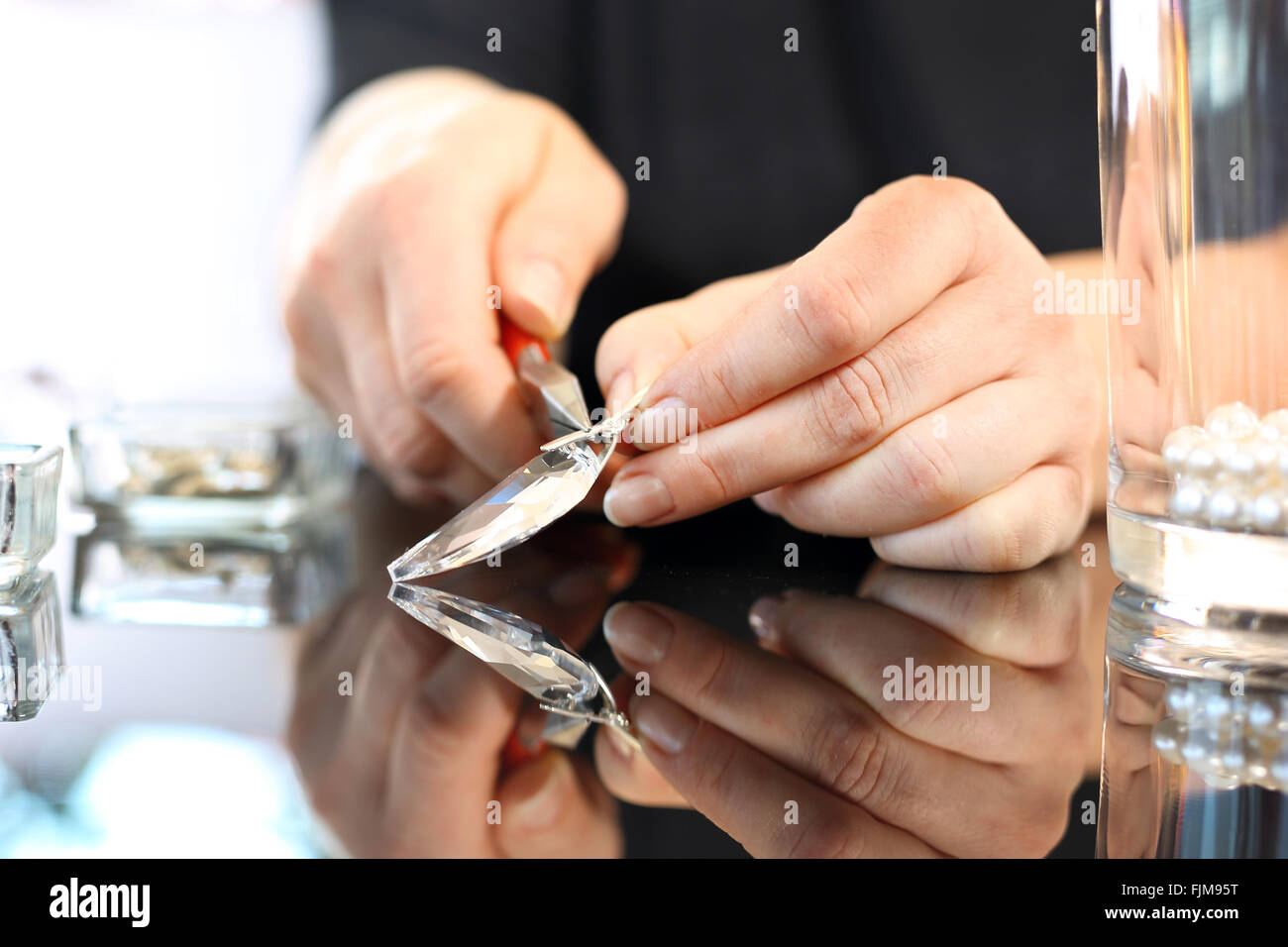 Workshop Schmuck. Schmuck, Swarovski-Kristall. Frau Hände während der Arbeit an Schmuck Juwelier Stockfoto