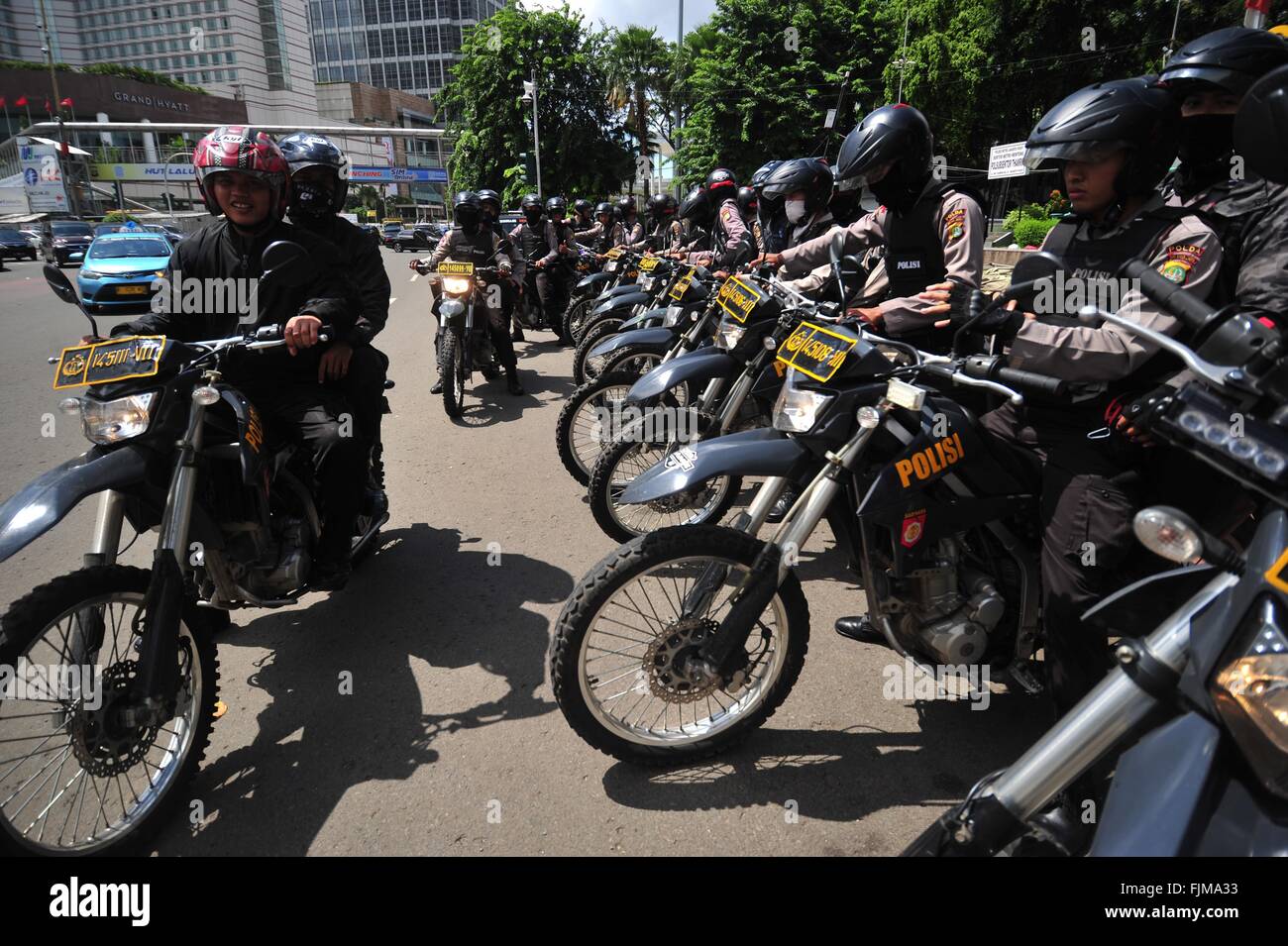 Jakarta, Indonesien. 3. März 2016. Indonesische Polizisten bewachen eine main-Gebiet vor dem Gipfeltreffen der Organisation für Islamische Zusammenarbeit (OIC) in Jakarta, Indonesien, 3. März 2016. Indonesien wird über 14.000 Offiziere von Polizei und Militär, während der fünfte Sondergipfel der weltweit zweitgrößte zwischenstaatliche Organisation in der Hauptstadt des Landes ab diesem Sonntag statt Rindfleisch Sicherheit bereitstellen. © Zulkarnain/Xinhua/Alamy Live-Nachrichten Stockfoto