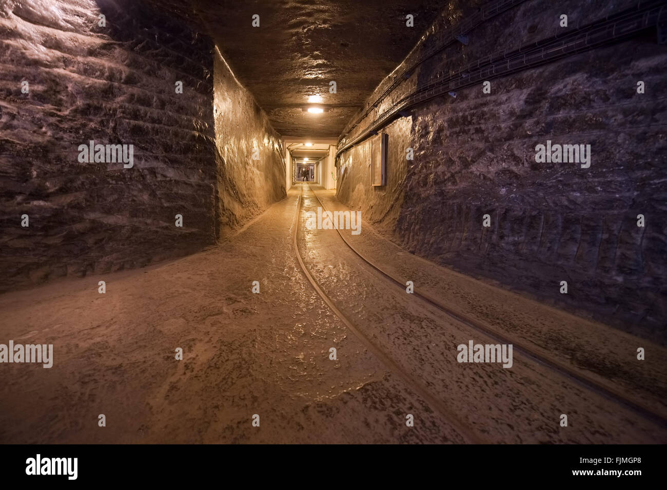 Europa, Polen, Salzbergwerk in Wieliczka, Schacht Tunnel mit Schienen der Untergrundbahn Stockfoto