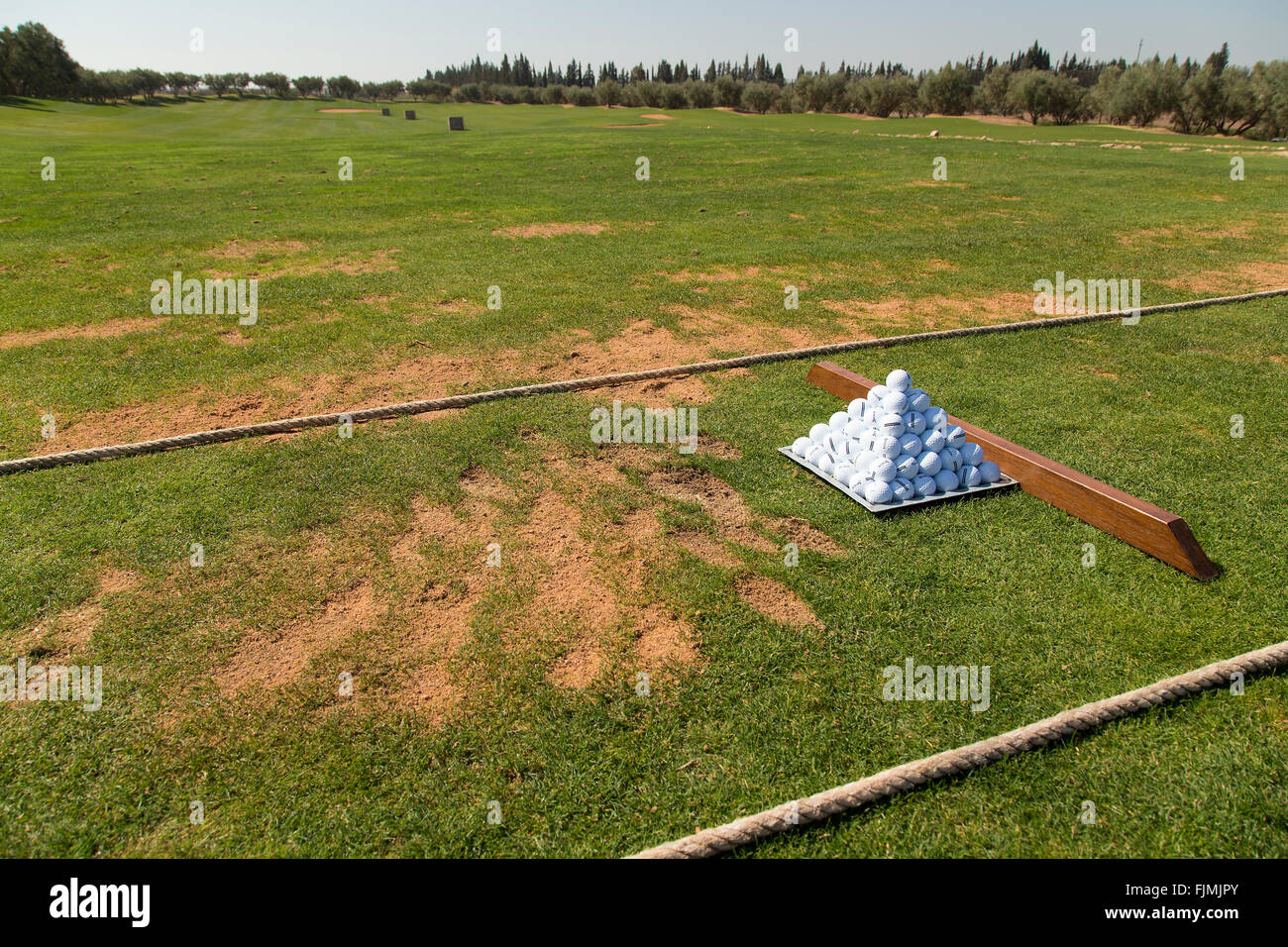 Golf driving Range mit Pyramide der Kugeln Abschlag Divots und bereit zu üben Stockfoto