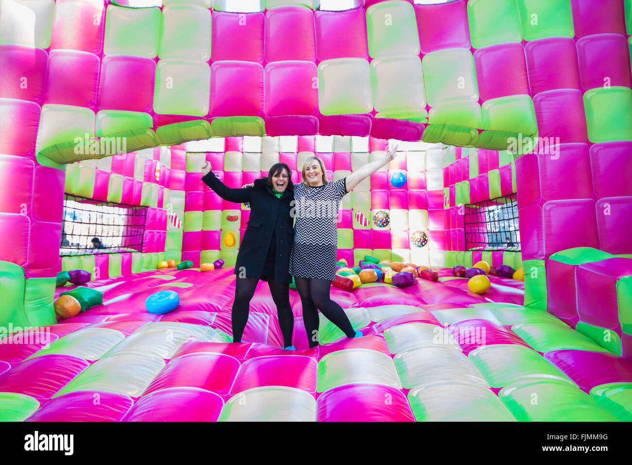 Mehr London Place, London, UK. 3. März 2016. Eine Gelee-Themen, nur für Erwachsene Hüpfburg, die zur Feier der Veröffentlichung von Candy Crush Jelly Saga erstellt wurde, öffnet am Londoner Southbank. Die multi-sensorische Hüpfburg speziell für Erwachsene, markiert die neueste Ausgabe der neuen Handy-Spiel Candy Crush Jelly Saga. Die Hüpfburg bringt Leben Spielelemente Gelee-Themen und werden kostenlos für die Öffentlichkeit zugänglich. Bildnachweis: Paul Davey/Alamy Live-Nachrichten Stockfoto