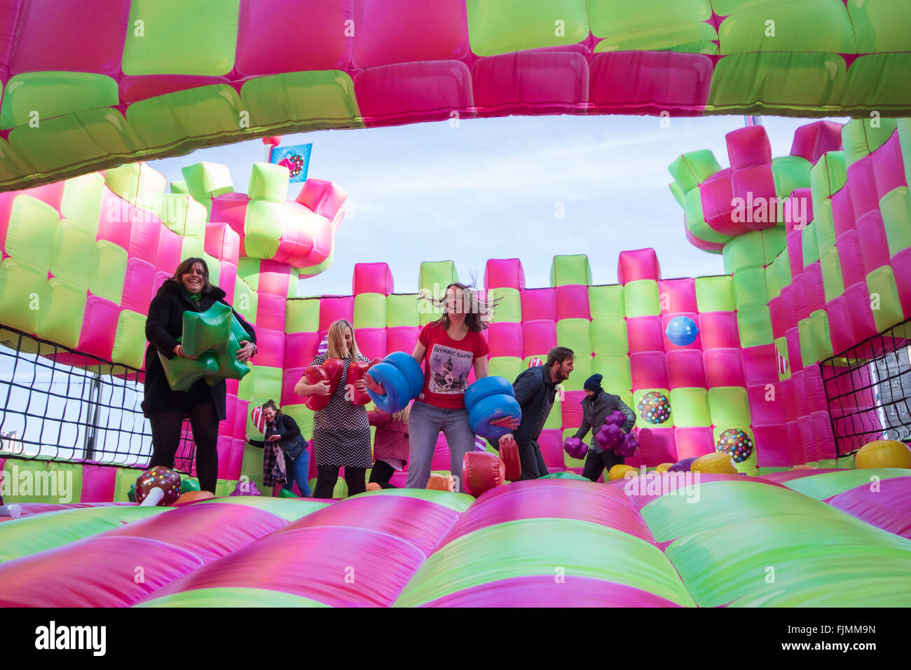 Mehr London Place, London, UK. 3. März 2016. Eine Gelee-Themen, nur für Erwachsene Hüpfburg, die zur Feier der Veröffentlichung von Candy Crush Jelly Saga erstellt wurde, öffnet am Londoner Southbank. Die multi-sensorische Hüpfburg speziell für Erwachsene, markiert die neueste Ausgabe der neuen Handy-Spiel Candy Crush Jelly Saga. Die Hüpfburg bringt Leben Spielelemente Gelee-Themen und werden kostenlos für die Öffentlichkeit zugänglich. Bildnachweis: Paul Davey/Alamy Live-Nachrichten Stockfoto