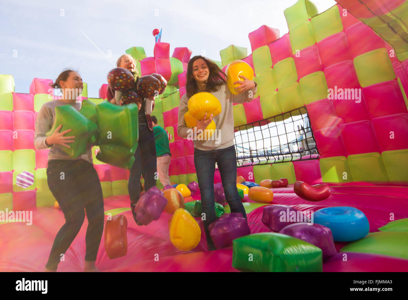 Mehr London Place, London, UK. 3. März 2016. Eine Gelee-Themen, nur für Erwachsene Hüpfburg, die zur Feier der Veröffentlichung von Candy Crush Jelly Saga erstellt wurde, öffnet am Londoner Southbank. Die multi-sensorische Hüpfburg speziell für Erwachsene, markiert die neueste Ausgabe der neuen Handy-Spiel Candy Crush Jelly Saga. Die Hüpfburg bringt Leben Spielelemente Gelee-Themen und werden kostenlos für die Öffentlichkeit zugänglich. Bildnachweis: Paul Davey/Alamy Live-Nachrichten Stockfoto