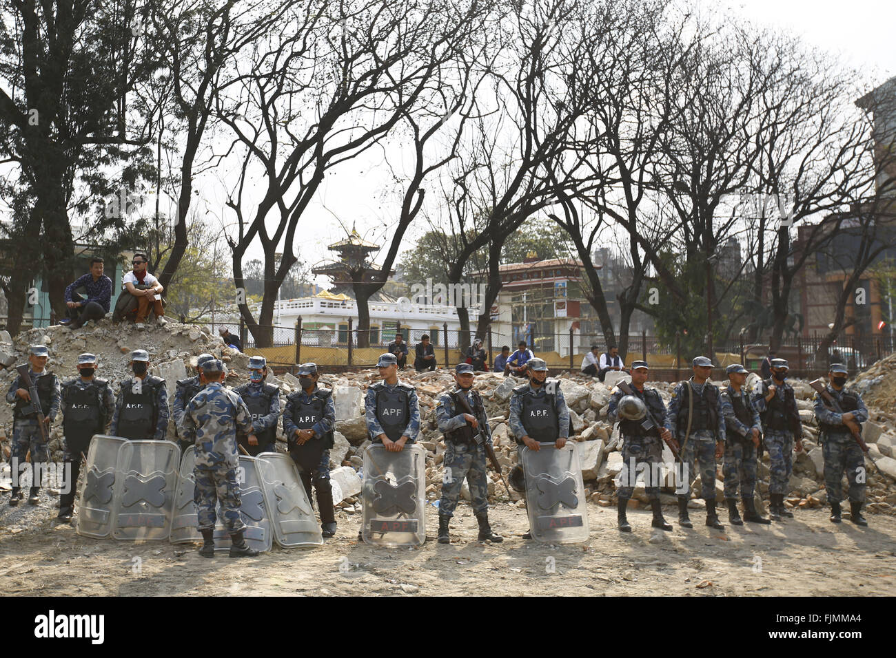 Kathmandu, Nepal. 3. März 2016. Nepalese bewaffneten Polizisten Wache während der 13. Nepali Congress-Convention in Khula Manch, Kathmandu, Nepal am Donnerstag, 3. März, 16. Führungskräfte aus Einrichtung Fraktion und die rivalisierenden Fraktion sind in den Kampf für den Chefposten der Partei nach dem Untergang der späten Ministerpräsident und Präsident Sushil Koirala party. Mehr als 3.000 Konvention Vertreter aus allen 75 Bezirke und über ein Dutzend ausländische Delegierte teilgenommen in der Gala. Bildnachweis: Skanda Gautam/ZUMA Draht/Alamy Live-Nachrichten Stockfoto