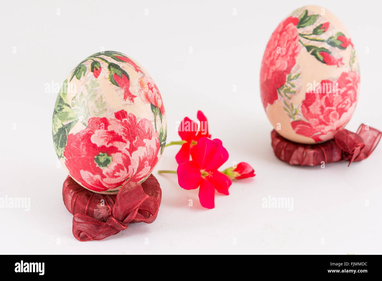 Bunte Ostereier glänzend Silber Hintergrund Stockfoto