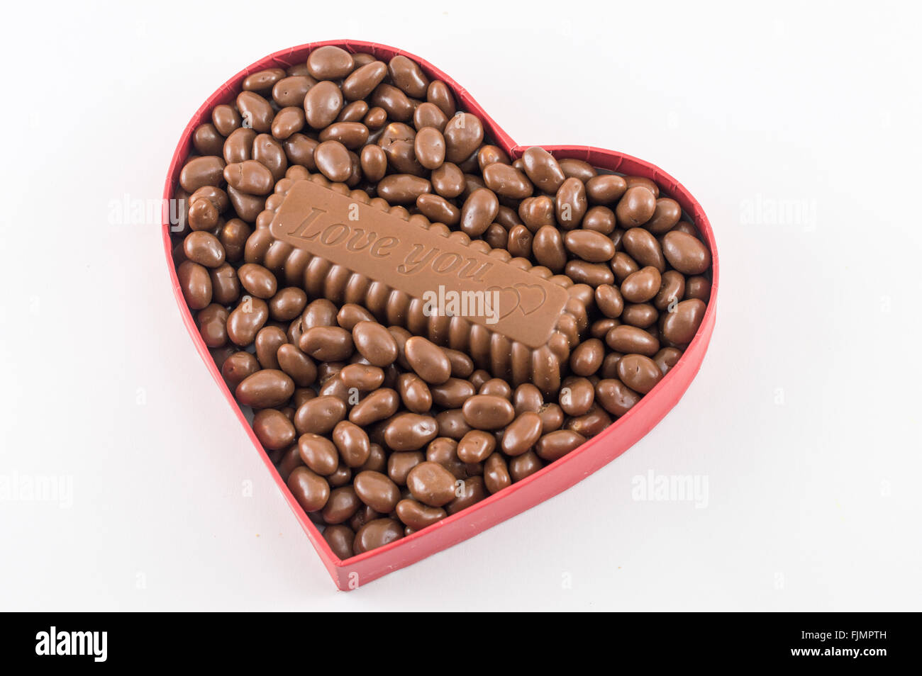 herzförmige Box gefüllt mit Schokolade mit einem ich liebe Sie Zeichen Stockfoto