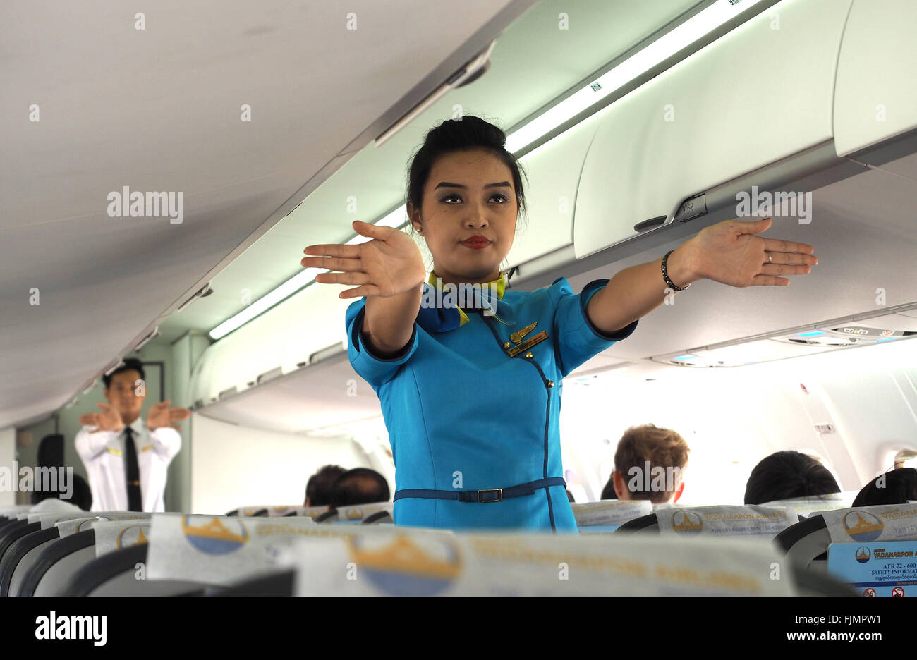 Yadanarpon Airline Sicherheit kurze Myanmar Luft Steward erklärt die Sicherheitsvorkehrungen für Passagiere auf einem Verkehrsflugzeug Stockfoto