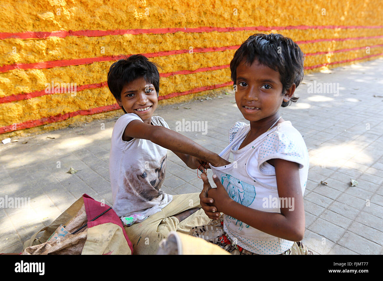 Indien, 19. Februar 2016. Straßenkinder in Kalkutta. Foto von Jowita Khan Stockfoto